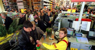 Оборотите на специализираните магазини за хранителни стоки намаляват драстично
