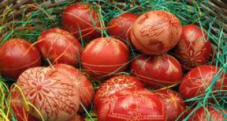Днес е Велики четвъртък - по традиция се боядисват великденските яйца