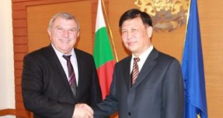 С посланика на Китай Н. Пр. Уей Дзинхуа се срещна министър Греков