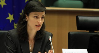 Мария Габриел настоява ЕК да включи България в изследванията за смъртността на пчелите в ЕС