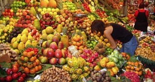 50 тона плодове и зеленчуци без документи