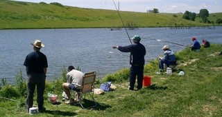 Собственик на британско езеро забрани на източноевропейци да ловят риба