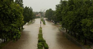 Продължава борбата с последиците от бедствията в районите на Варна и Добрич