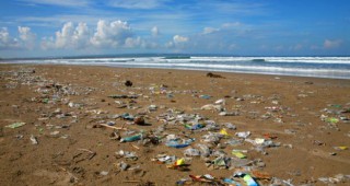 Изхвърлянето на пластмасови отпадъци в океаните застрашава морския живот, туризма и риболова