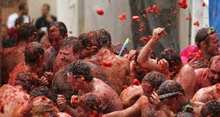 Традиционно се бият с домати в Испания