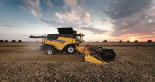 New Holland Agriculture с нови възможности за прибиране на реколтата с обновения зърнокомбайн от CR серията