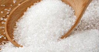 Цената на захарта леко се понижи в търговските вериги