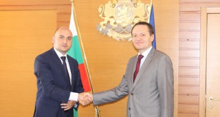 Министър Грудев се срещна с посланика на Румъния