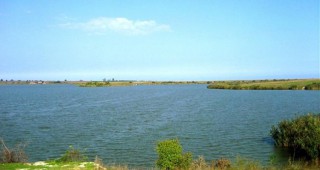Иззети са незаконни риболовни уреди от езеро Дуранкулак