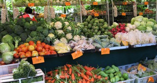 Замърсени зеленчуци на пазара в Хасково