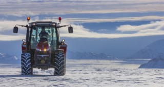 Суровите условия на Антарктика - тест за трактора MF 5610 и границите на човешките възможности