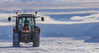 Полярният трактор MF 5610 е вече в Антарктика - всичко е готово за 5000-километровата експедиция