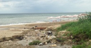 Експерти на РИОСВ - Варна извършиха проверка на плажа Кабакум за изтичане на фекални води