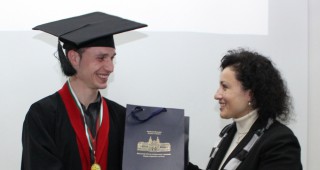 Наградата на отличника магистър Росен Иванов от Тракийския университет бе връчена от министър Танева