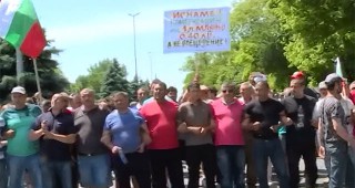 Млекопроизводители блокираха републиканския път Димитровград-Хасково