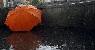Оранжев код за валежи и гръмотевични бури в 10 области у нас