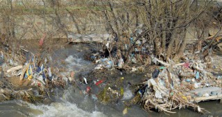 Нерегламентирано изхвърляне на битово-фекални отпадъчни води са вероятната причина за замърсяването на река Лева