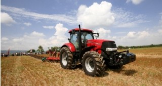 Тракторите CASE вече и за вашата ферма с Facebook