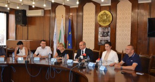 Министър Танева и кметът на Русе подписаха договор за замяна на лесопарк Липник