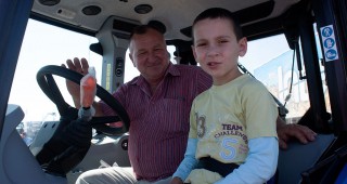Малчуган на 8 години спечели трактор от ИНТЕРАГРИ България на изложението БАТА АГРО Есен 2015