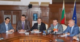 Министър Найденов се срещна със синдикалисти относно съкращенията в системата