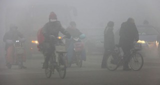 Червен код за мръсен въздух въведе Пекин