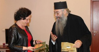 Министър Василева дари Червената книга на България на Рилския манастир