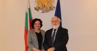 Министър Василева се срещна с европейския комисар по климат и енергетика Мигел Ариас Канете