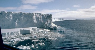 Топи се ледената шапка на Източна Антарктида