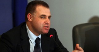 Министър Найденов алармира за безобразията с държавния поземлен фонд