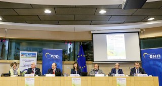 Мария Габриел: Необходимо е преосмисляне на европейския селскостопански модел с фокус върху пчеларския сектор