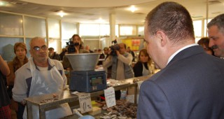 Внезапна проверка на рибната борса във Варна направи министър Найденов