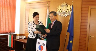 Министър Танева се срещна с Н. Пр. г-н Шин Бу-нам, посланик на Република Корея в Република България