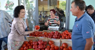 Министър Танева: Десет фермерски пазара функционират към момента в България