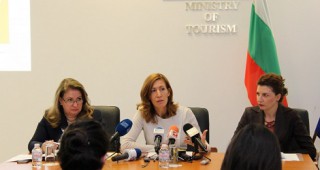 Министър Ангелкова: Посрещнали сме 5 млн. чуждестранни туристи за Лято2016 г., което е абсолютен рекорд