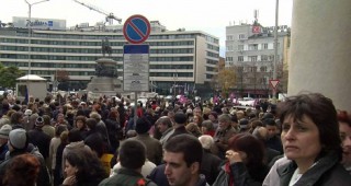 В Деня на народните будители учени от БАН и от ССА се събраха на протест в София