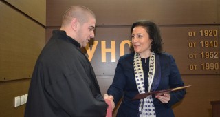 Министър Танева връчи дипломите на студенти от УНСС