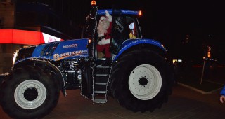 Дядо Коледа пристигна с трактор New Holland в Добрич
