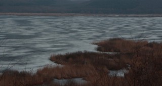 Не се препоръчва спортен риболов и навлизане по леда в езерото на резервата 