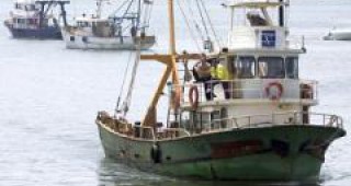 Рибари от Варна, Каварна и Балчик изкараха над 40 кораба на протест във Варненския залив