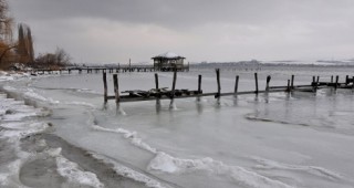 Варненското езеро замръзна