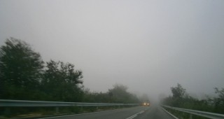Мъгла или ниска слоеста облачност над равнините и днес
