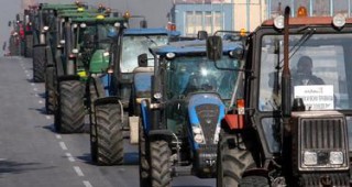 Гръцките фермери изтеглят тракторите си