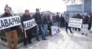 Рибари и собственици на риболовни кораби протестираха за пореден път днес срещу политиката в сектора