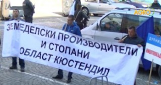 Фермерите блокират на три места в България