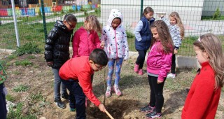 Деца от Благоевград садиха дръвчета със служители на ДНП Рила