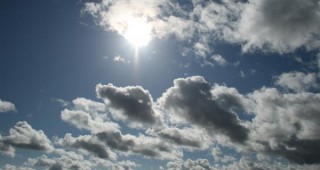 След пладне облачността ще се разкъсва и намалява до предимно слънчево