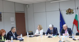 Министър Димов обсъди с бизнеса таксата смет да се определя според количеството отпадъци