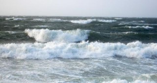 Жълт код за силен вятър и силно морско вълнение е обявен за цялото Черноморие