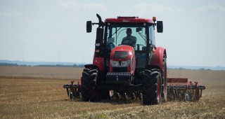 Трактори и прикачен инвентар излизат на полетата в село Иваново